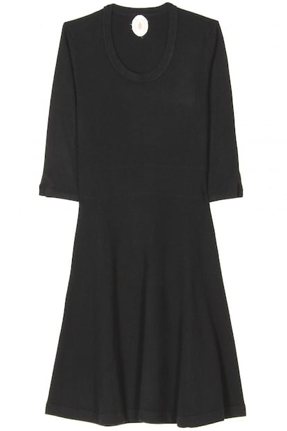 Vestido negro de cashmere con cuello redondo perfecto para un look diario. Es de Jardin des Orangers (379 euros).