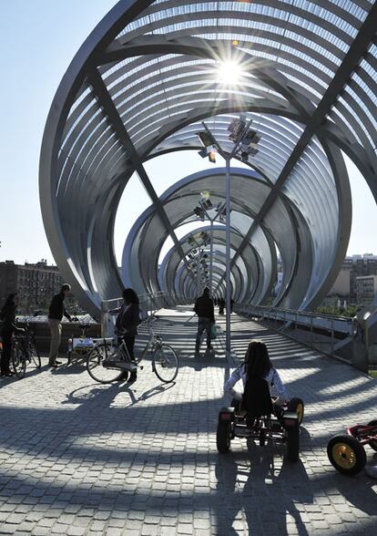 El puente de Arganzuela, proyectado por Dominique Perrault, se sitúa entre el histórico puente de Toledo y el puente de Praga. Se inauguró en marzo de 2011.