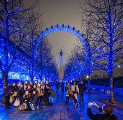 Iluminación navideña en Londres, con la gran noria London Eye al fondo.