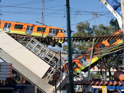 Un vagón cuelga del tramo elevado de la línea 12 del metro de Ciudad de México que se derrumbó, el pasado 4 de mayo.