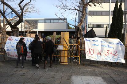 Piquets bloquean el acceso de la facultad de Dret de la UB.