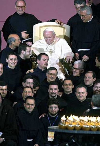 Juan Pablo II, con monjes franciscanos en Asís en 2002.