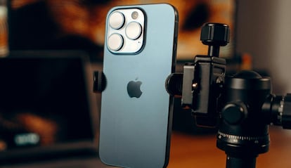 iPhone de Apple en un soporte para grabar vídeo