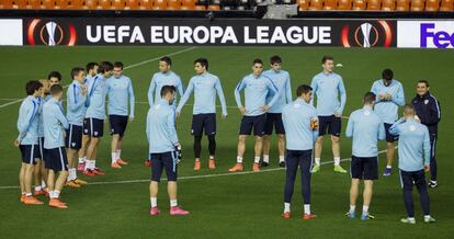 Los jugadores de Athletic durante el entrenamiento en Mestalla.