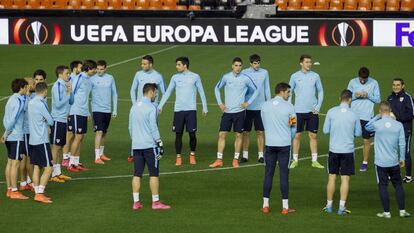 Los jugadores de Athletic durante el entrenamiento en Mestalla.