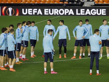 Los jugadores de Athletic durante el entrenamiento en Mestalla.