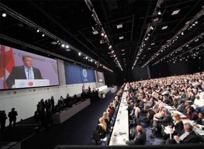 El primer ministro danés, Lokke Rasmussen, se dirige a los delegados congregados en el Bella Center de Copenhague en la apertura de la conferencia del clima.