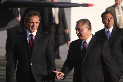 Genaro García Luna junto a Carlos Pascual, ex embajador de EE. UU. en México el miércoles 24 de noviembre de 2010.