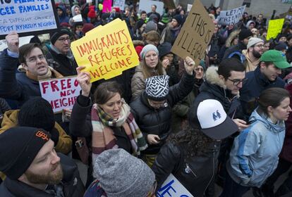 Entre gritos de “Déjenles entrar” y “No al muro, no al veto”, decenas de personas protestan desde mediodía de este sábado en el aeropuerto de John F. Kennedy de Nueva York contra la orden del presidente Donald Trump