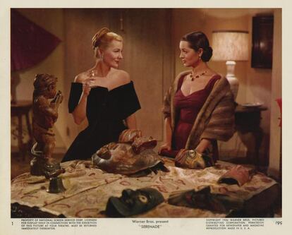 Fotografía de una imagen de la película 'Dos pasiones y un amor' en la que que se ve el escote de las actrices Joan Fontaine y Sara Montiel