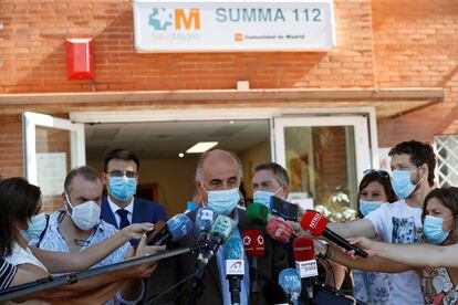 El viceconsejero de Salud Pública y Plan COVID-19 de la Comunidad de Madrid, Antonio Zapatero (c), atiende a la prensa mientras visita el centro de salud Reyes Católicos, de la localidad madrileña San Sebastián de los Reyes.