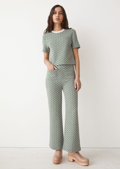 Si quieres un aire más formal y menos psicodélico, estos pantalones de jacquard de &Other Stories son una opción perfecta.

59€