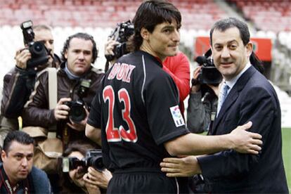 El presidente del Athletic, Fernando Lamikiz, presenta a Aduriz, que jugará las próximas cinco temporadas en club.