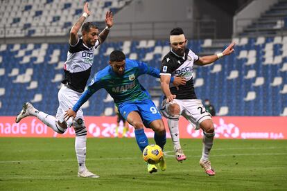 Defrel, del Sassuolo, defendido por dos jugadores del Udinese.