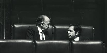 Santiago Carrillo (izquierda) charla con Adolfo Suárez en el Congreso de los Diputados en 1983.