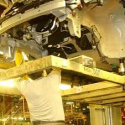 Un trabajador de la fábrica de Opel en Figueruelas