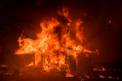 Una vivienda arde en el incendio de Eaton en Altadena, California, el mircoles 8 de enero.