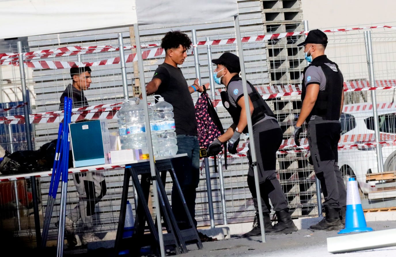 Crisis en Ceuta y actualidad política, en directo | Los primeros migrantes llegan al centro de acogida del puerto de Ceuta