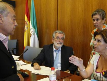 La presidenta de la comisión de Presidencia, Rosa Torres, conversa esta mañana con el diputado del PP Jorge Ramos.