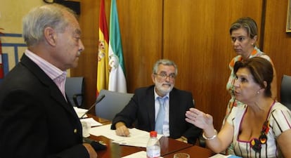 La presidenta de la comisión de Presidencia, Rosa Torres, conversa esta mañana con el diputado del PP Jorge Ramos.