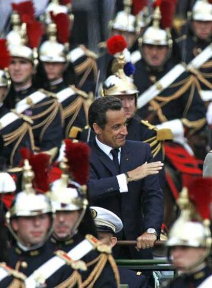 Sarkozy saluda, el 14 de julio, durante el desfile militar en los Campos Elíseos.