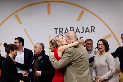 La vicepresidenta segunda del Gobierno y ministra de Trabajo, Yolanda Díaz, abraza al secretario general de CC OO, Unai Sordo, tras la firma del acuerdo alcanzado entre el Ejecutivo y los sindicatos.