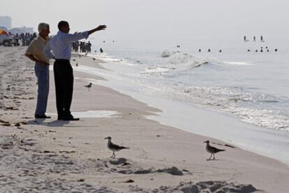 Barack Obama y el gobernador de Florida, Charlie Christ, visitan una playa afectada por el vertido.