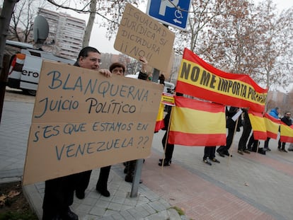 Concentración en 2016 de apoyo a los acusados del asalto de un grupo de extrema derecha a la librería Blanquerna durante la celebración de la Diada de 2013 en Madrid.