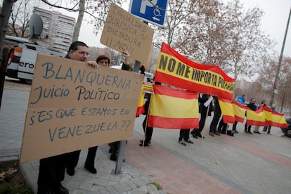 Concentración en 2016 de apoyo a los acusados del asalto de un grupo de extrema derecha a la librería Blanquerna durante la celebración de la Diada de 2013 en Madrid.