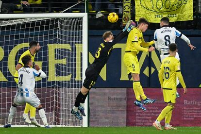 Merino cabecea a gol ante el Villarreal.