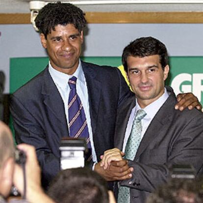 Frank Rijkaard y Joan Laporta se saludan tras la presentación ayer del técnico holandés.