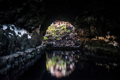 En la imagen, el interior de los Jameos del Agua, un espacio construido entre 1964 y 1966, en un tubo volcánico del norte de la isla. Se trata de una de las obras esenciales en la trayectoria del creador. Además de representar su primera gran actuación de arte público en el paisaje lanzaroteño, el proyecto lo encaminó de forma decisiva hacia el concepto de Arte-Naturaleza.