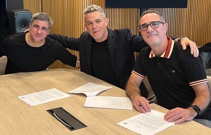 Alejandro Sanz firmando con Sony Music el 15 de junio de 2023. Junto a él, se sitúa a su izquierda Afo Verde (director ejecutivo de Sony Music Latin Iberia) y, a la derecha, José María Barbat (presidente de Sony Music Iberia).
