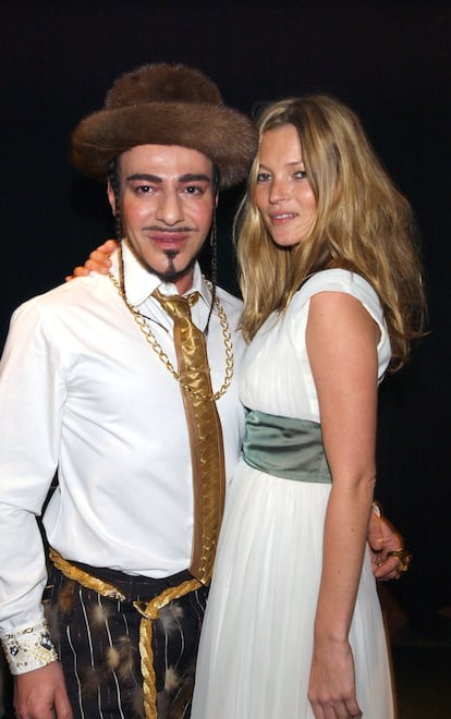 6.	Kate Moss ha sido desde el principio de los tiempos musa de John Galliano, y ambos se han apoyado mutuamente en sus peores momentos. Tras el suceso de la cocaína, fue Galliano quien le tendió la mano a Moss. Y ella se mantuvo siempre a su lado después de que Dior lo despidiera en 2011 después de los insultos antisemitas que profirió a una pareja en un café cercano a su domicilio parisino. 