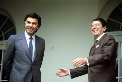 El presidente del Gobierno español, Felipe González Márquez (izqda.), y el presidente de los Estados Unidos, Ronald Reagan (dcha.), durante la visita que realizó González a la Casa Blanca, en 1983. Felipe González reivindicó ante Reagan mayor protagonismo internacional para España