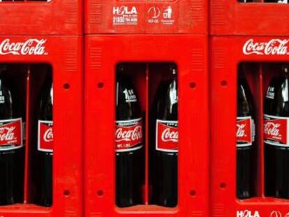 Cajas de Coca-Cola apiladas.