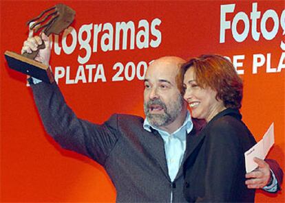 El actor Antonio Resines ha recibido esta noche, de manos de la actriz María Barranco, el Fotograma de Plata 2003 al mejor actor de TV. Resines ganó el premio por su papel en la serie de Tele5 <i>Los Serrano</i>, uno de los grandes éxitos televisivos de la temporada. Este es el tercer Fotograma de Plata para el actor.