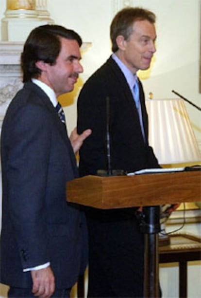 Aznar y Blair, durante la rueda de prensa que han ofrecido en Londres.