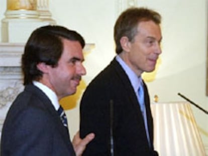 Aznar y Blair, durante la rueda de prensa que han ofrecido en Londres.