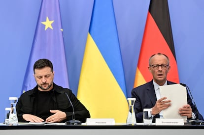 El Presidente de Ucrania, Volodimir Zelenski y el Canciller Merz asisten a una reunión telemática entre los líderes europeos y el Presidente estadounidense Donald Trump, este miércoles en Berlín. 