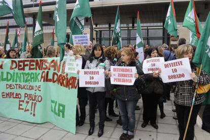 Concentración de funcionarios ante la sede del Gobierno vasco, ayer en Vitoria.