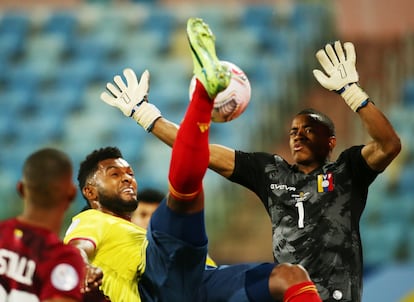 Wuilker Faríñez ataja una chilena de Miguel Ángel Borja en el partido entre Colombia y Venezuela