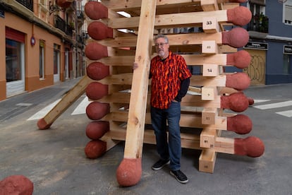 Stuart Mangrum, en Valencia en marzo junto a la falla Borrull-Socors, diseñada por el artista Miguel Hache y primer premio a la Falla Experimental 2022.