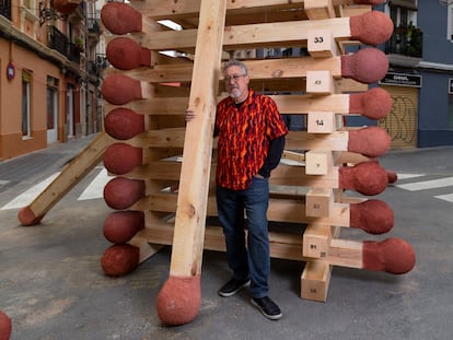 Stuart Mangrum, en Valencia en marzo junto a la falla Borrull-Socors, diseñada por el artista Miguel Hache y primer premio a la Falla Experimental 2022.