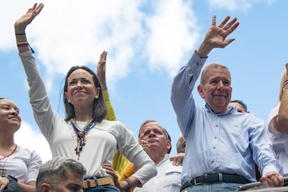 Corina Machado y Edmundo González saludan a simpatizantes en una protesta contra los resultados oficialistas, el 30 de julio en Caracas.