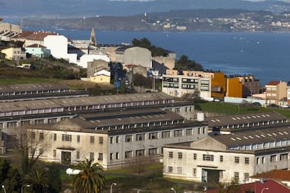 Instalaciones de la fábrica de armas de A Coruña al pie de la ría.