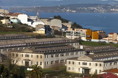 Instalaciones de la f&aacute;brica de armas de A Coru&ntilde;a al pie de la r&iacute;a.