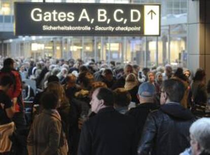 Pasajeros esperan para pasar el control de seguridad en el aeropuerto de Hamburgo, en Alemania. EFE/Archivo
