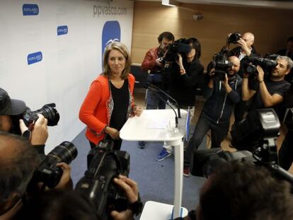 Las cámaras rodean a la presidenta del PP del País Vasco, Arantza Quiroga, en el acto en que comunicó su renuncia al cargo.