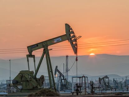 Pozos de petróleo en un yacimiento de California.